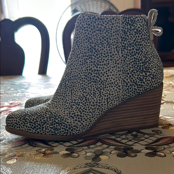 Black and White Ankle Boots with Sleek Silhouette - Picture 4 of 6